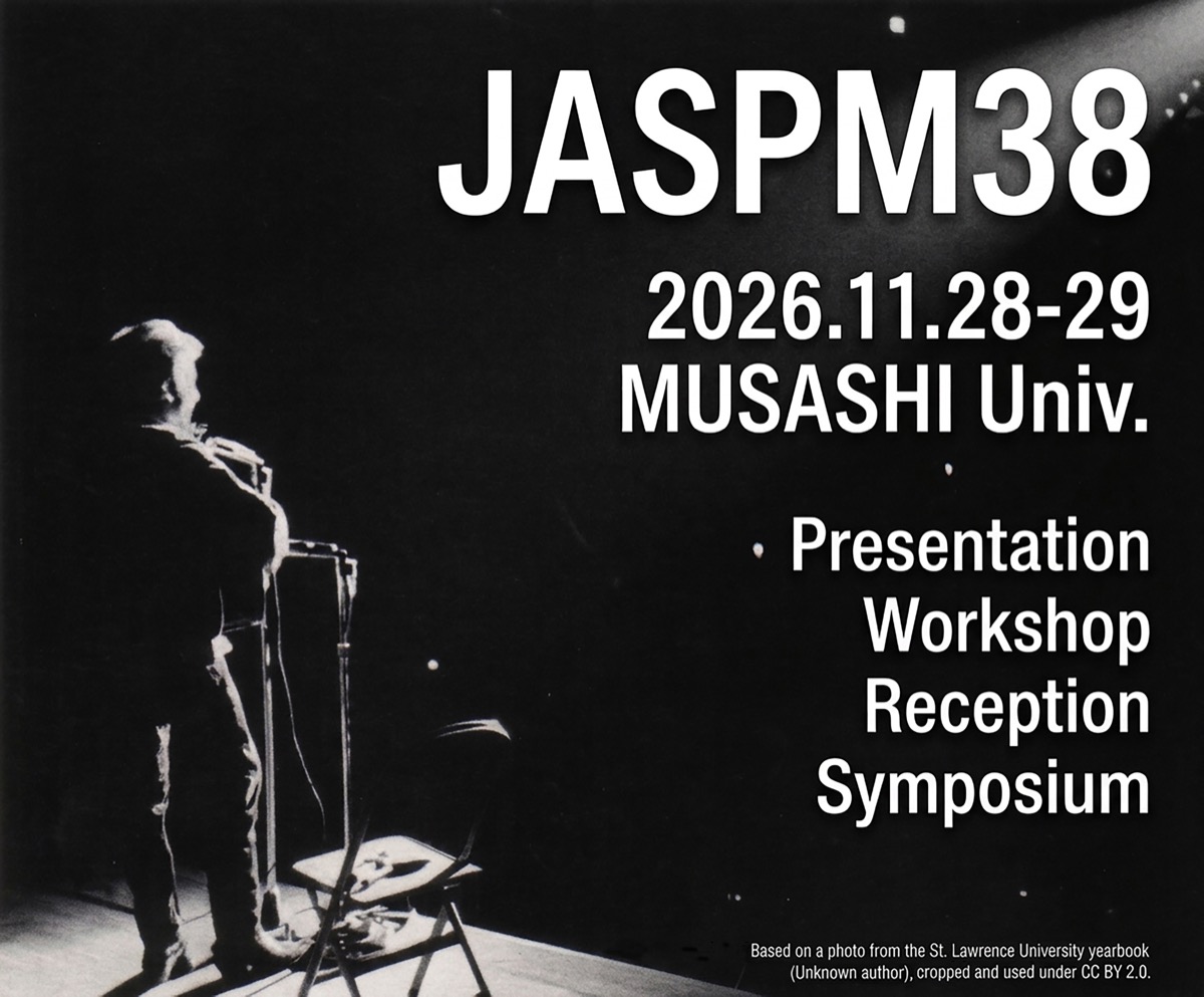 JASPM38のキービジュアル。暗い舞台でマイクスタンドに向かう人物のモノクロ写真に、大会名と会期「2026.11.28-29 MUSASHI Univ.」が重ねてある。